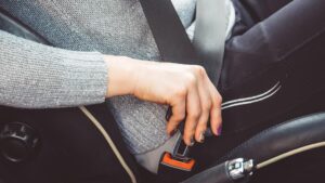 ¿Cómo protege el cinturón de seguridad en caso de accidente?